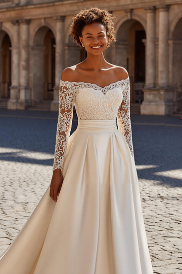 Robe de mariée à manches longues princesse en satin ivoire avec dentelle